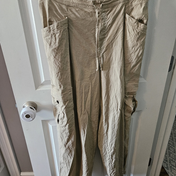 Athleta Women's Tan Cargo Pants - Picture 4 of 4